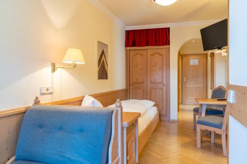 a hotel room with a bed and a desk and a chair at Gasthof Post in Rennweg