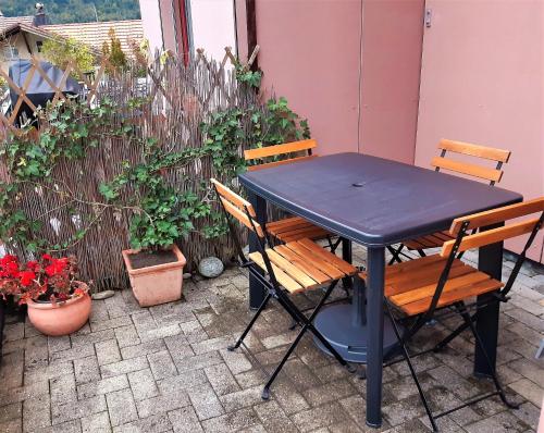 una mesa negra y sillas en un patio en Jobling's Holiday Apartment en Interlaken