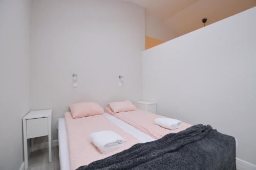 Tempat tidur dalam kamar di Victus Apartamenty, Apartament Sunny