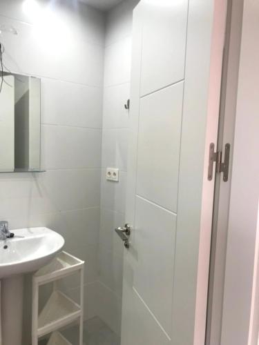 ein Bad mit einer Dusche und einem Waschbecken in der Unterkunft INSIDEHOME Apartments - La Casita de Oscar in Palencia