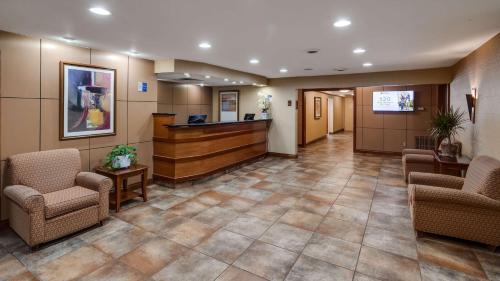 a lobby of a hospital with chairs and a bar at Best Western Lapeer Inn in Lapeer