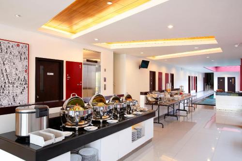 Makanan di atau berdekatan hotel