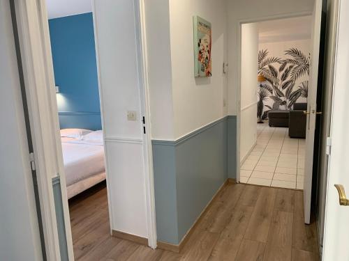 un couloir menant à une chambre avec un lit dans l'établissement Disney, sunny comfortable 2 bedrooms family apartment, 8 pers, wifi, NETFLIX, à Chessy
