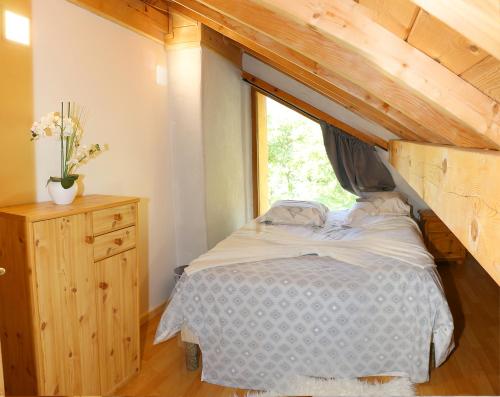מיטה או מיטות בחדר ב-Chalet Savoyard Balcon de Villy
