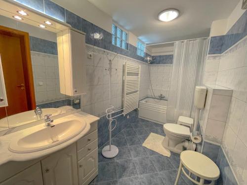 Kúpeľňa v ubytovaní Zöldpart Villa