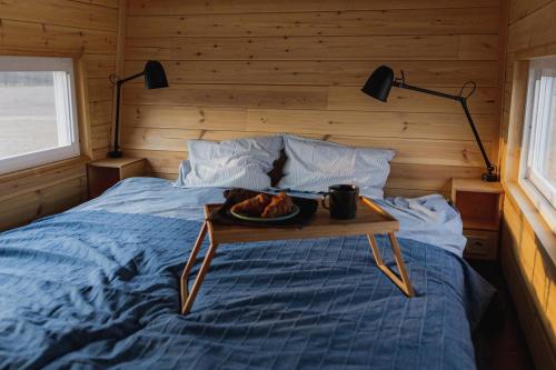 una camera da letto con un letto e un vassoio di cibo sopra di POP Tiny House Nagymaros a Nagymaros