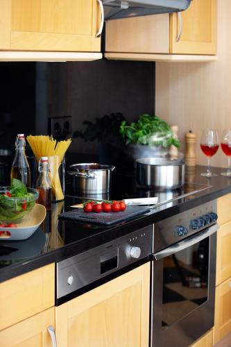 a kitchen with a stove with tomatoes on a counter at Louisa's Place in Berlin