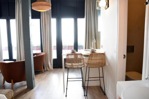 Honest Sevilla Apartments photo 26