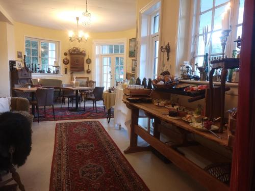 RanumにあるNæsbydale Badehotelのテーブルとダイニングルームのあるリビングルーム