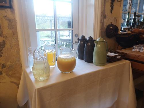 RanumにあるNæsbydale Badehotelのテーブル(オレンジジュース2杯付)