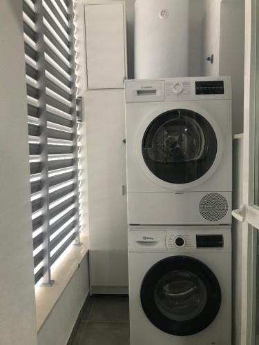 a washing machine and a washer in a room at Suite Vitbanus in Marbella