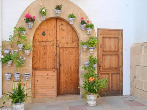 einen Eingang zu einem Haus mit Topfpflanzen darauf in der Unterkunft Apartamento la Isla Javea - 5008 in Jávea