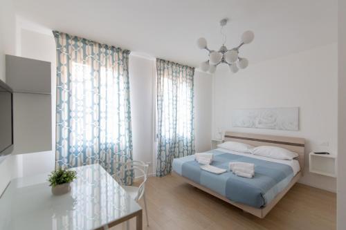 een slaapkamer met een blauw bed en een glazen tafel bij " CASA IDA " centro storico in Padua