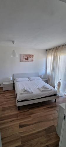 una camera con letto e pavimento in legno di Sweet House a Sauze d'Oulx