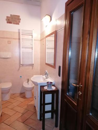 a bathroom with a sink and a toilet at Appartamento in storica Cascina Lombarda Cusago Rho-Fiera-San-Siro in Cusago