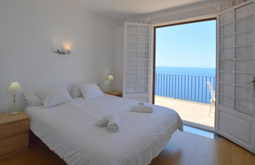 ein Schlafzimmer mit großem Bett und Blick auf das Meer in der Unterkunft Alconasser 10 - Amazing Seaviews between Deia & Soller in Port de Sóller