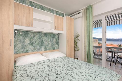Ένα ή περισσότερα κρεβάτια σε δωμάτιο στο Apartment & rooms Ivica