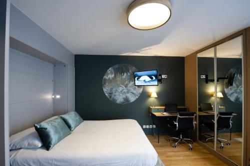 a bedroom with a bed and a desk with a computer at Le Richan - 21 m au coeur de la Croix-Rousse climatisé in Lyon