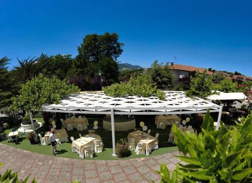 uma grande tenda branca com mesas e cadeiras num jardim em Ristorante Albergo Gerardo Di Masi em Caposele