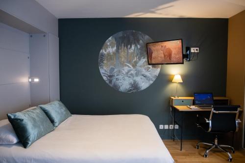 リヨンにあるLe Richan - 21 m au coeur de la Croix-Rousse climatiséのベッドルーム1室(ベッド1台、ノートパソコン付きのデスク付)