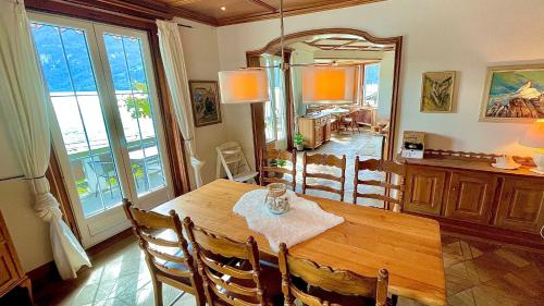 - une salle à manger avec une table, des chaises et un miroir dans l'établissement CHALET ROMANTICA Carpe Diem BEST VIEW BEST LOCATION, à Brienz