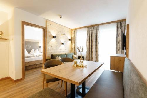 ein Wohnzimmer mit einem Holztisch und einem Sofa in der Unterkunft Stoagas Waidblick in Sankt Michael im Lungau