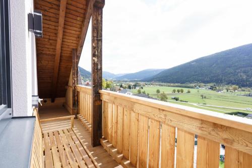 Ein allgemeiner Bergblick oder ein Berglick von des Aparthotels aus