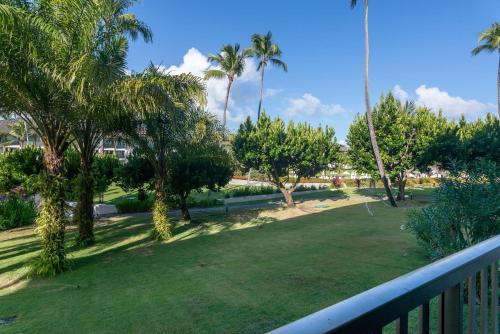 a view from a balcony of a park with palm trees at Flat ou Bangalo Luxo Beach Class Beira Mar Muro Alto in Porto De Galinhas