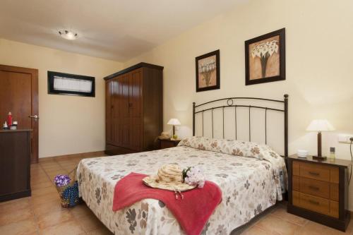sypialnia z dużym łóżkiem i czerwonym kocem w obiekcie La Casa del Sol l by Best Holidays Fuerteventura w Corralejo