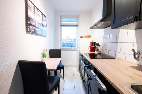 a kitchen with a table and a dining room at Mein Brühl-Stadtmitte, fußläufig zur TU und Bibliothek in Chemnitz