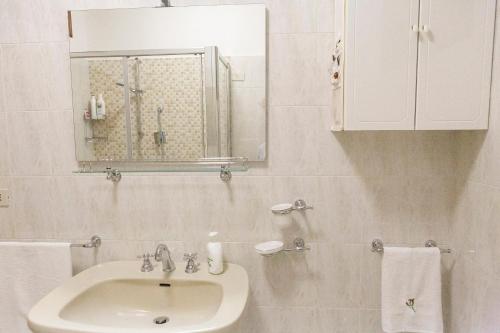 Phòng tắm tại Appartamento Casa Vacanze Enjoy