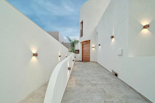 un pasillo de una casa con paredes blancas en Villa N15 en plein cœur de la Marina, proche de Rosas, Costa Brava, en Empuriabrava