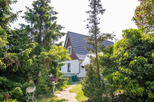 a house in the middle of a garden at Ferienhaus Boddenkieker in Freest