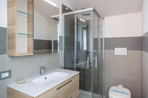 a bathroom with a sink and a shower at Isola di Albarella in Isola Albarella