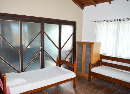 Katil atau katil-katil dalam bilik di Mozamba Surf House