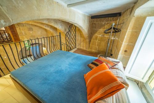 - une chambre avec un lit dans une pièce avec un escalier dans l'établissement PA- Pandora's loft, à La Valette