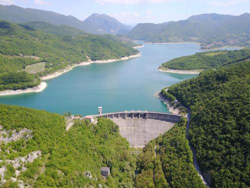 an aerial view of a dam in a river at CASA CON TERRAZZI - 6posti 2stanze 2bagni - LAKEHOLIDAY IT in Castel di Tora
