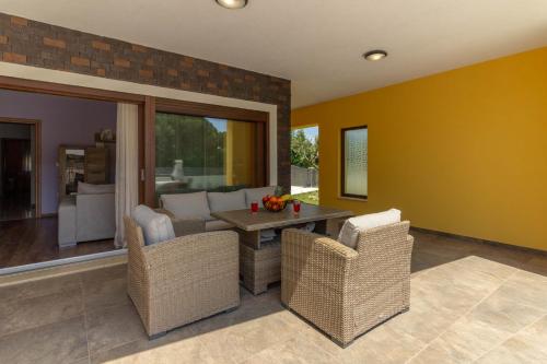 Modern villa Eve in Medulin with pool near the beach