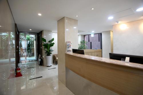 a lobby with a reception desk and a counter at K-POP Hotel Seoul Station in Seoul