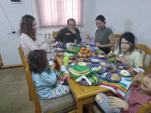 Παιδιά που μένουν στο KHIVA ABDULLA Guest House