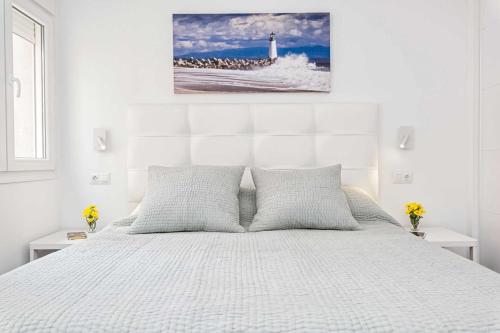 マラガにあるSolaga - Malaguetaの白いベッドルーム(白いベッド、灯台付)
