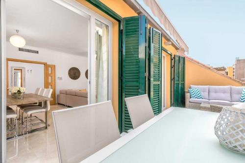 Pokój dysponuje balkonem ze stołem i krzesłami. w obiekcie Solaga - San Lorenzo w Maladze