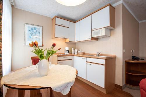 Kitchen o kitchenette sa 2 Raum Apartment ohne Balkon