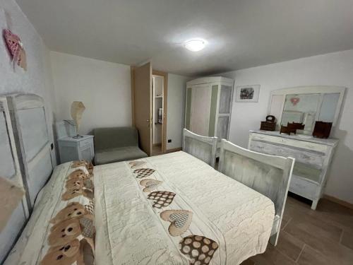 sypialnia z 2 łóżkami i komodą w obiekcie LA CASA DI PUCCI nel borgo affrescato di PARLASCO w mieście Cortenova