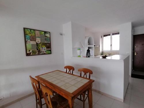 une cuisine avec une table et des chaises dans une pièce dans l'établissement Bel Horizon 2, à Sainte-Maxime