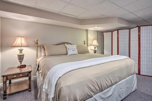 Un dormitorio con una cama grande y dos lámparas. en The MD and PA Line Retreat Scenic Country Getaway!, en Emmitsburg