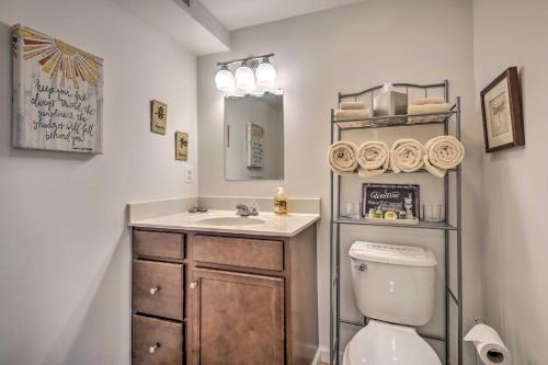 un baño con lavabo e inodoro en The MD and PA Line Retreat Scenic Country Getaway!, en Emmitsburg