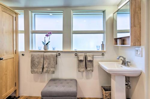 baño con lavabo, aseo y ventanas en Carbondale Home - Steps to Dine, Shop and Hike!, en Carbondale