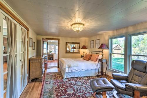 Un dormitorio con una cama, un sofá y una silla. en Carbondale Home - Steps to Dine, Shop and Hike!, en Carbondale