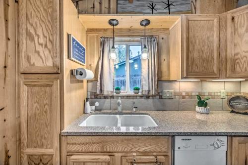 uma cozinha com um lavatório e uma janela em Cabin with Mountain Views about 2 Mi to Ruidoso Midtown! em Ruidoso
